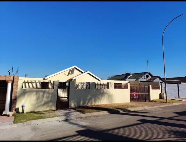 3 BEDROOM HOUSE FOR SALE IN LENASIA SOUTH